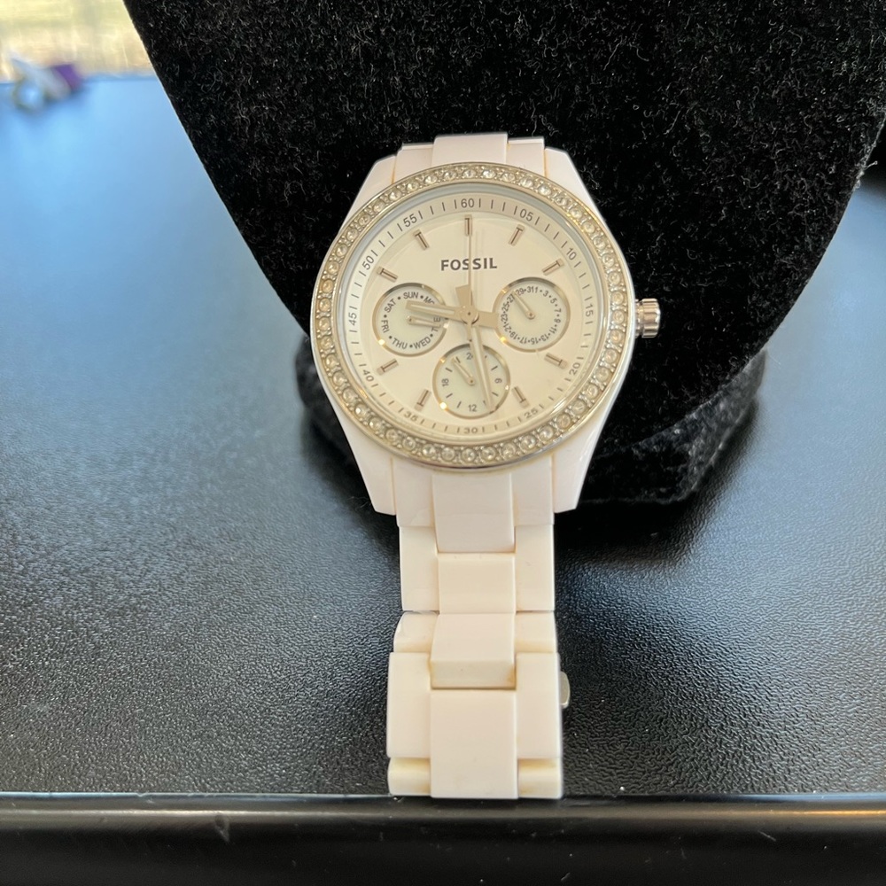Fossil watch white plastic link band. 3 dial face. Needs new battery